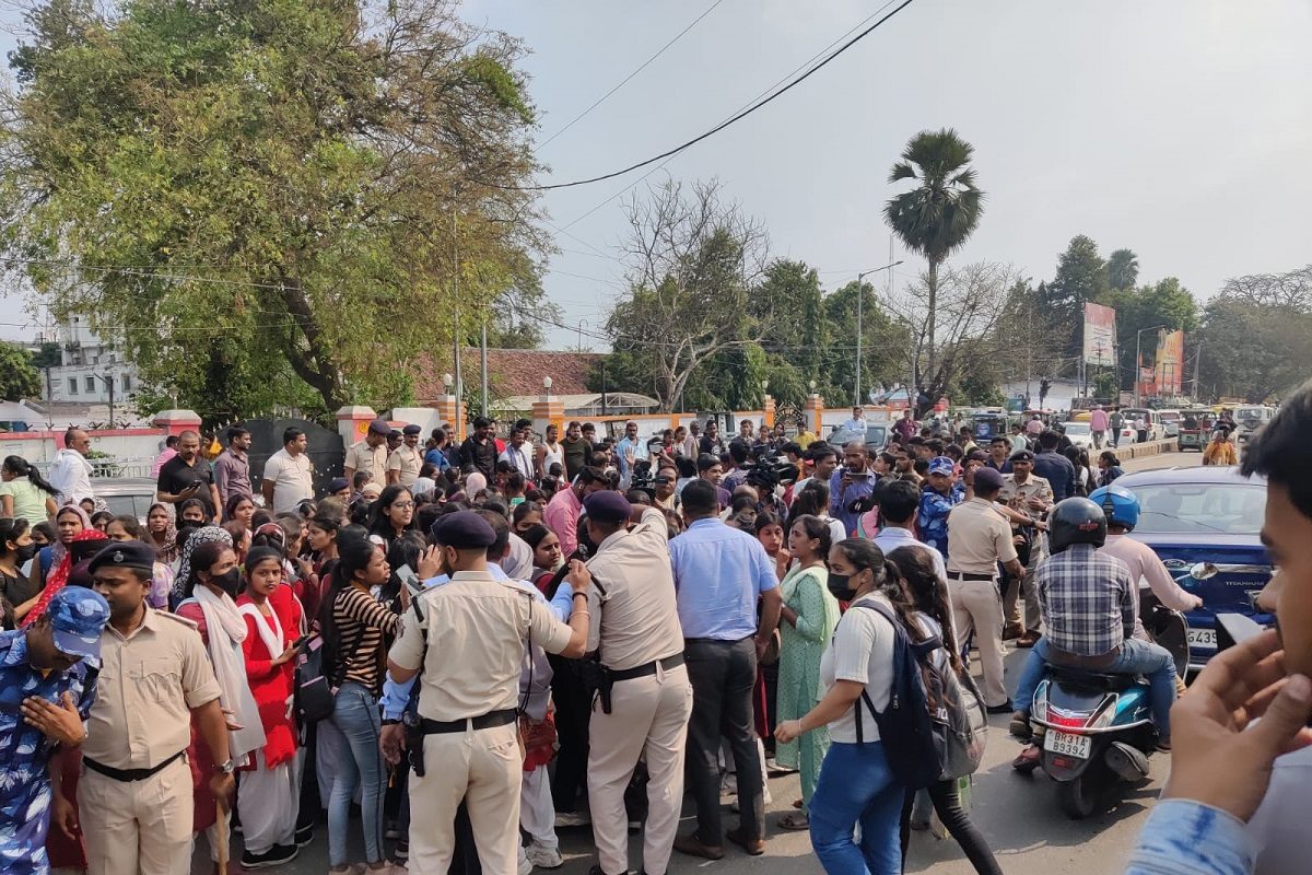 पटना की सड़कों पर उतरे सैकड़ों छात्र-छात्राएं, BJP दफ्तर का घेराव कर प्रदर्शन