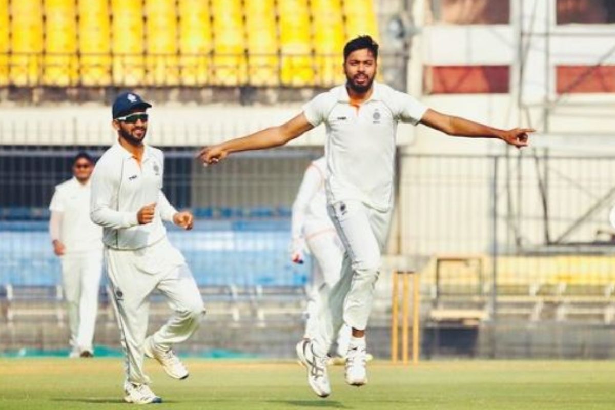 टीम इंडिया से बाहर होने के बाद खूंखार हुआ गेंदबाज, 1, 2 नहीं किए पूरे 4 शिकार