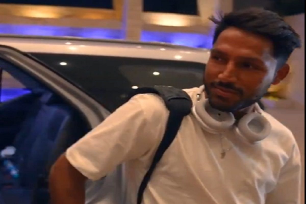 IPL 2024: महंगी गाड़ी से उतरे, टीम इंडिया के बैटर का तिलक लगाकर हुआ स्वागत