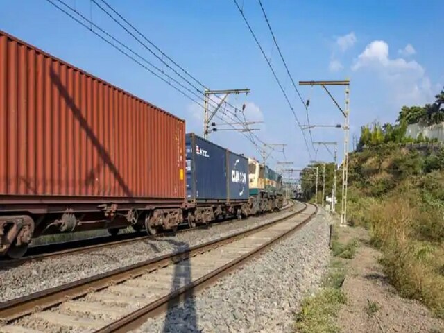 रेलवे ने बनाया माल ढुलाई का रिकॉर्ड, FY24 हुई 2.4 लाख करोड़ रुपये की कमाई रेलवे ने बनाया माल ढुलाई का रिकॉर्ड, FY24 हुई 2.4 लाख करोड़ रुपये की कमाई