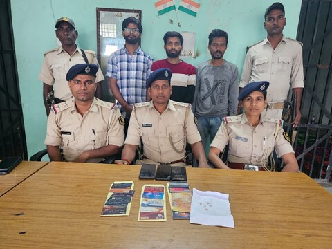 गोपालगंज पुलिस ने साइबर अपराधियों के अंतरराज्यीय गिरोह का खुलासा करते हुए दिल्ली के तीन साइबर अपराधियों को गिरफ्तार किया है.
