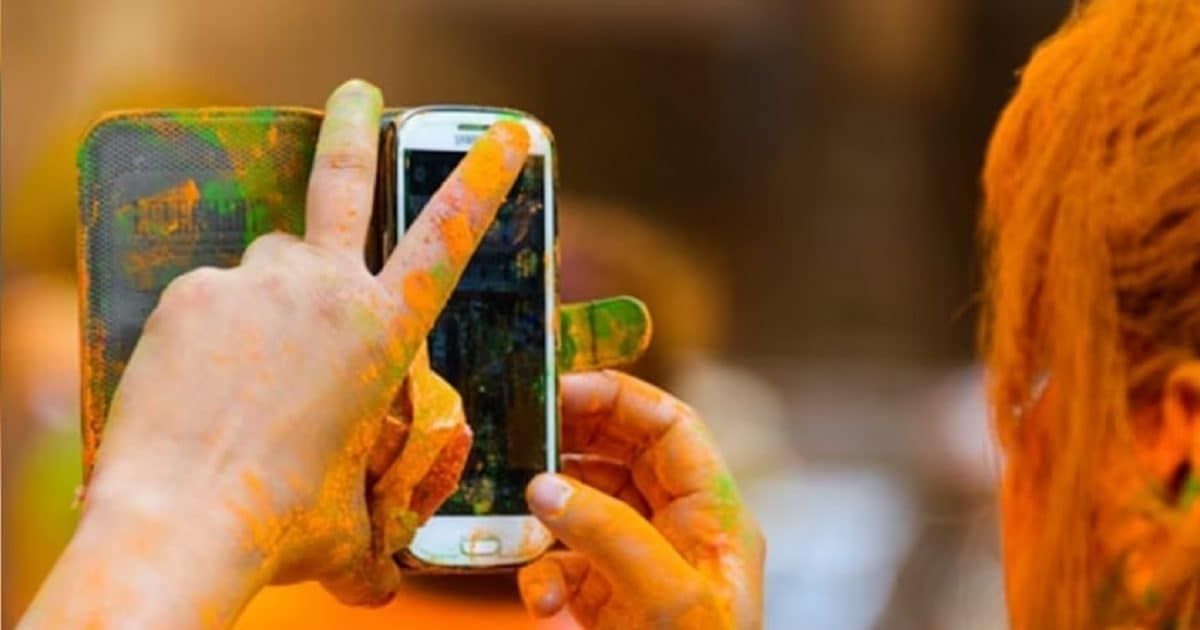 While enjoying Holi, water should not enter your phone, keep these important tips tied in a knot.