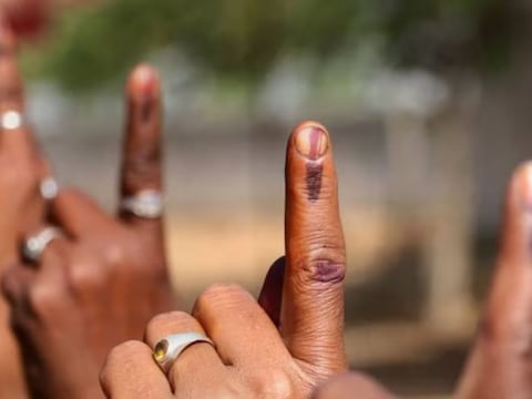 चुनाव आयोग ने दिव्यांग और वृद्धजनों को घर से वोट डालने की विशेष व्यवस्था की है.