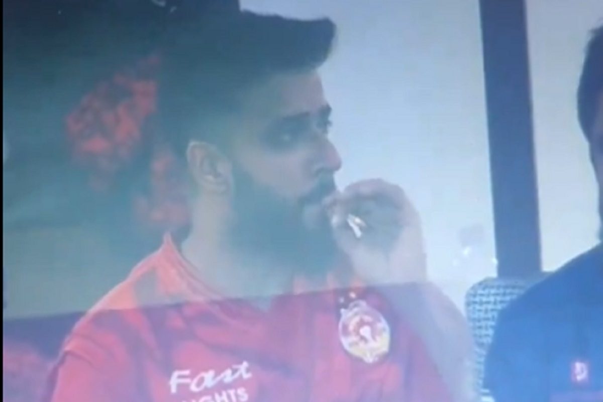 PSL में सिगरेट फूंकता नजर आया क्रिकेटर, कैमरे में कैद हुई शर्मनाक करतूत