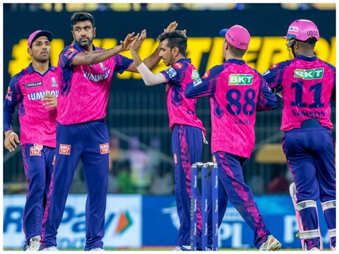 राजस्थान रॉयल्स के खिलाड़ी विकेट लेने का जश्न मनाते हुए. (AP)