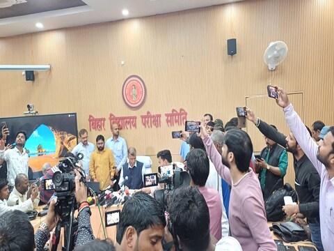 बिहार बोर्ड इंटर रिजल्ट जारी करते हुए बीएसईबी अध्यक्ष आनंद किशोर. 