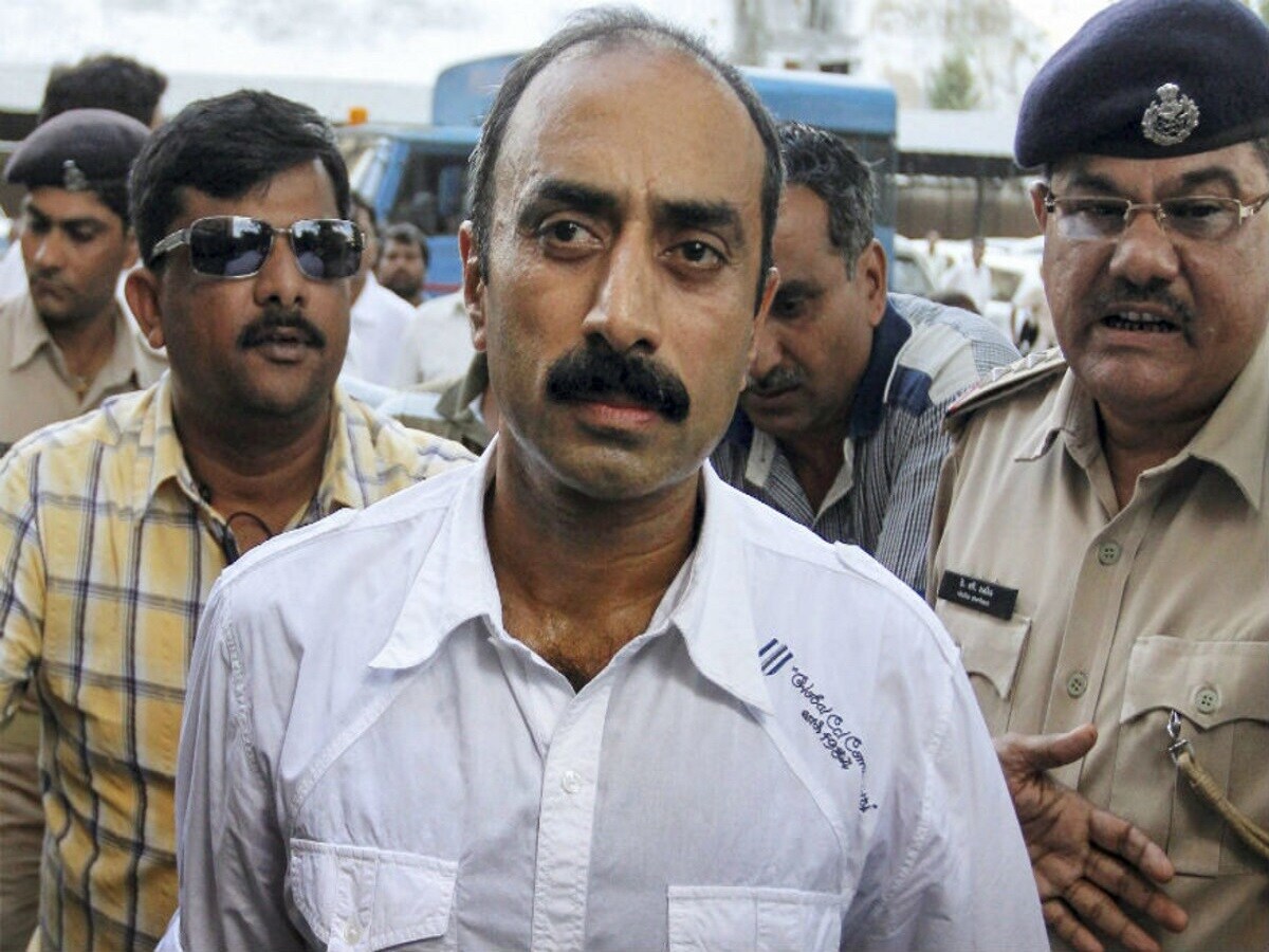 गुजरात: 1996 का ड्रग जब्ती मामला, अदालत ने पूर्व IPS संजीव भट्ट को दोषी ठहराया - gujarat court convicts former ips officer sanjiv bhatt in 1996 drug seizure case – News18 हिंदी