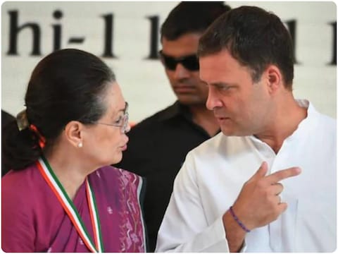 सोनिया गांधी के साथ कांग्रेस सांसद राहुल गांधी. (फाइल फोटो)