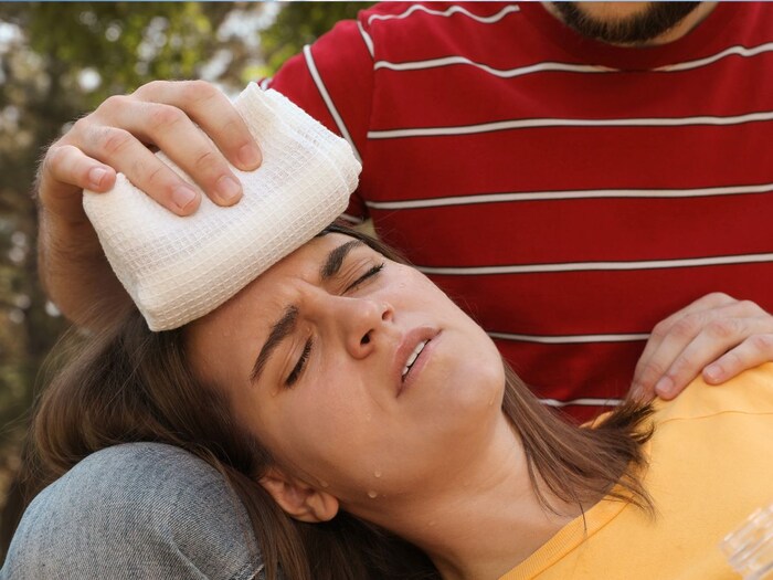 सिर दर्द को घरेलु तरीके से करें सही, दवाई है बिलकुल गलत तरीका 3 Canva