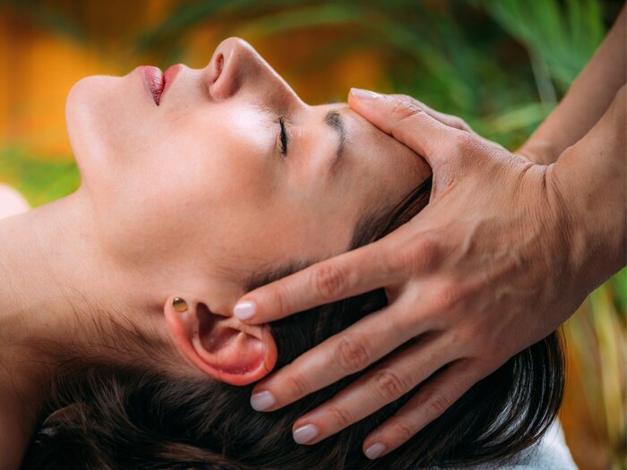 सिर दर्द को घरेलु तरीके से करें सही, दवाई है बिलकुल गलत तरीका 4 Canva