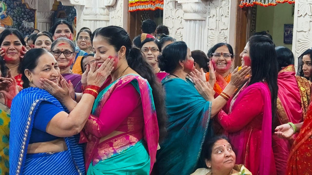 सबसे जुदा होली: सास-बहू प्यार से एक दूसरे को लगाते है गुलाल, नहीं होती  खिटपिट, 50 सालों से चली आ रही परंपरा - most unique Holi celebration in  Burhanpur where Mother in