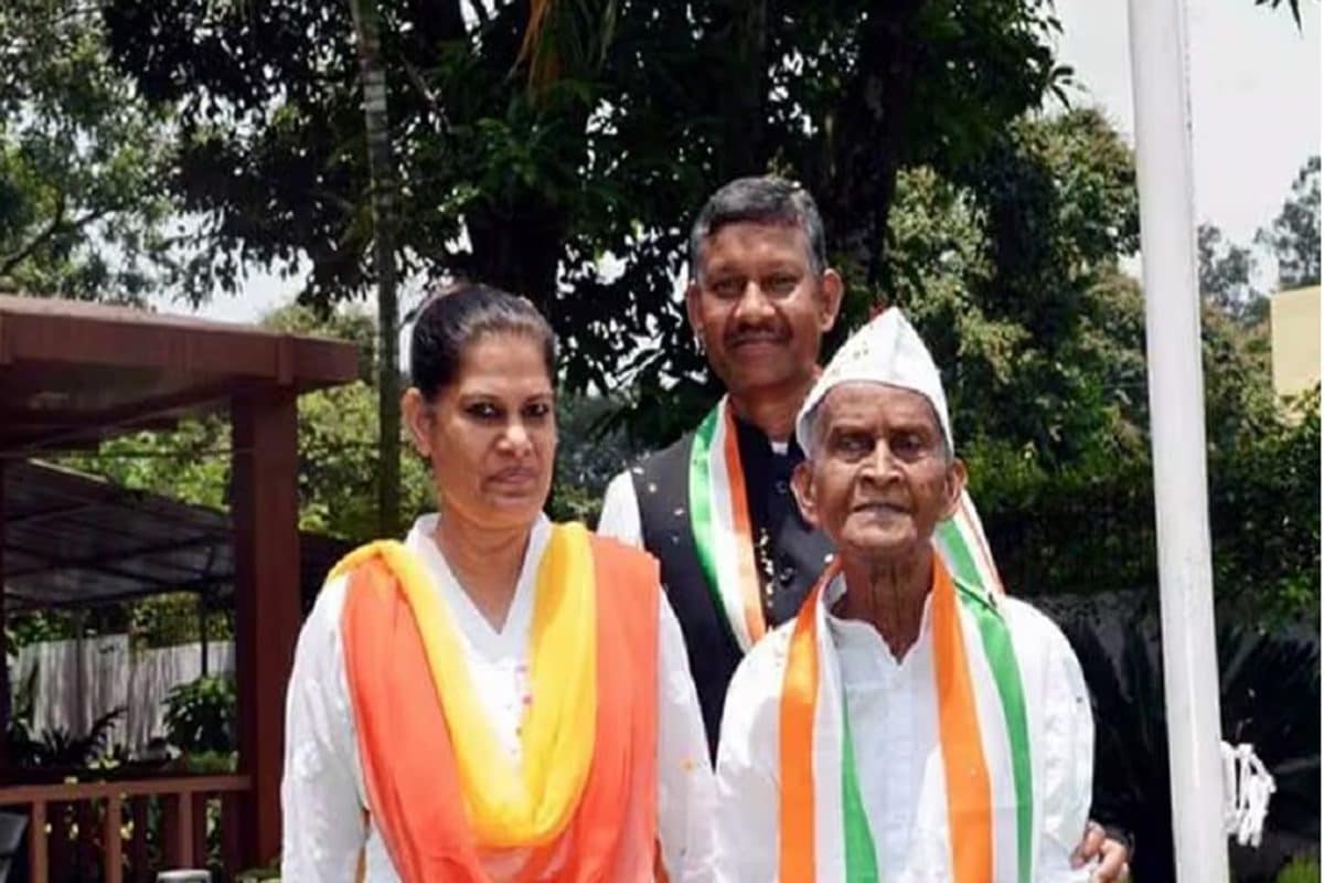 पति-पत्नी दोनों IAS अधिकारी... चुनाव में BA पास एक अनजान शख्स ने चटा दी धूल