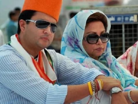  केंद्रीय मंत्री ज्योतिरादित्य की मां माधवी सिंधिया को एम्स दिल्ली में भर्ती किया गया है. (File Photo-News18)