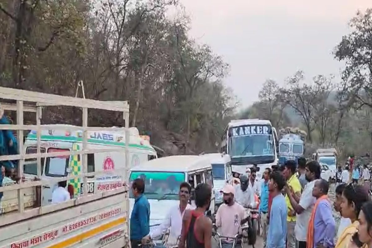 धमतरी-कांकेर NH पर सड़क हादसा, 4 की मौत, दिल्ली से घूमने आए थे बस्तर