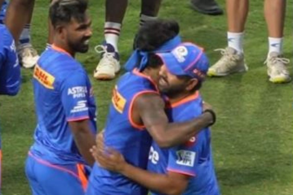 VIDEO: हाथ मिलाना चाहते थे रोहित... हार्दिक पंड्या ने देखते ही लगा लिया गले