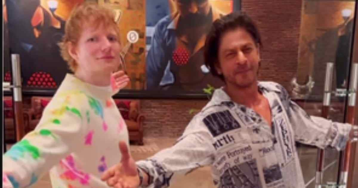 Eid al-Fitr: Shah Rukh Khan welcomes back his fans at Mannat with signature  pose, see pics – India TV