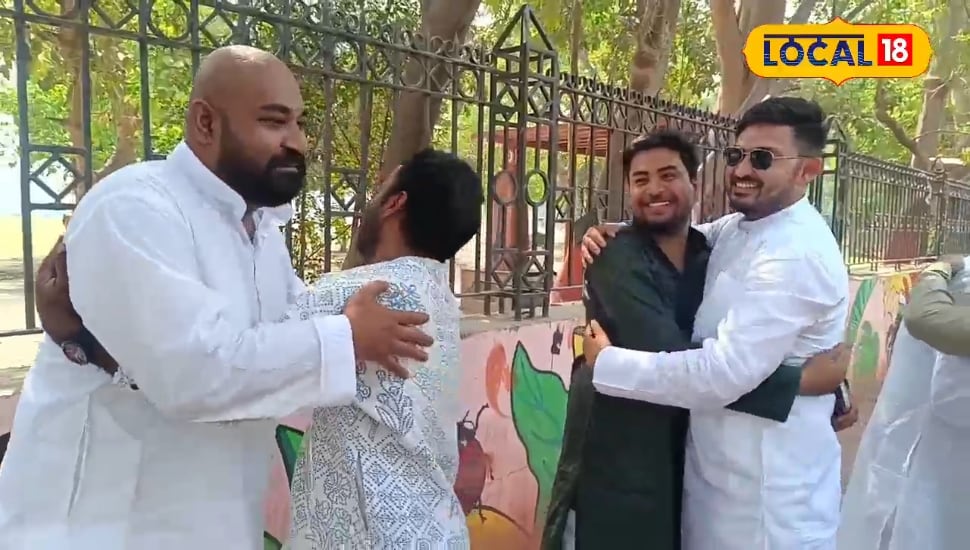 पटना में ईद की नमाज अदा करने के बाद एक-दूसरे के गले मिलते दिखे लोग