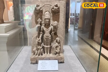     इस चार भुजाओं वाली हरिहर प्रतिमा की खोज 9वीं शताब्दी में प्रयागराज के पास प्रतापगढ़ जिले में पुरातात्विक खुदाई के दौरान हुई थी। इलाहाबाद संग्रहालय में शुंग, कनिष्क, गुप्त और मौर्य राजवंशों के वंशजों की मूर्तियाँ हैं। जैन तीर्थ स्थलों पर महात्मा बुद्ध और भगवान विष्णु के अवतारों की मूर्तियाँ देखी जा सकती हैं। पुरातात्विक कारणों से खोजी गई ये मूर्तियां उस समय की ऐतिहासिक और धार्मिक स्थिति को दर्शाती हैं।