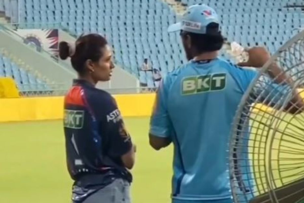 VIDEO: हाईवोल्टेज मुकाबले से पहले पति के साथ ग्राउंड पर उतरी एक्ट्रेस पत्नी