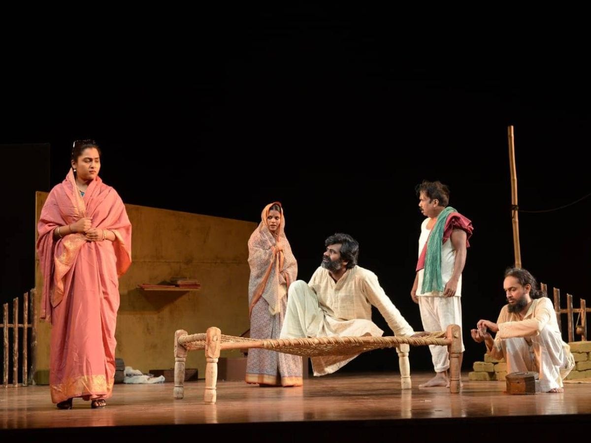 Hindi Natak, Best Hindi Plays, Theater News, Band Gali Ka Aakhri Makaan, Dharamvir Bharati Books, Dharamvir Bharati Ki Kahani, Dharamvir Bharati Poetry, Dharamvir Bharati Poems, Dharamvir Bharati Play, Dharamvir Bharati Ke Natak, National School of Drama, NSD Delhi, NSD Repertory Company, Devendra Raj Ankur Ke Natak, Devendra Raj Ankur Hindi Play, NSD Play Ticket Price, BookMyShow.Com, Band Gali Ka Aakhri Makaan by Dharamvir Bharati, 