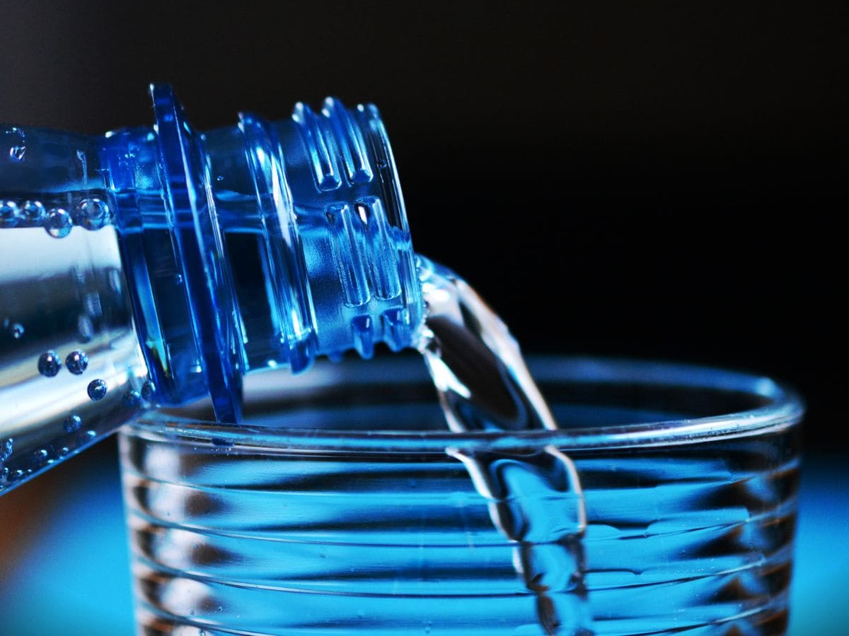 प्लास्टिक की बोतल का पानी