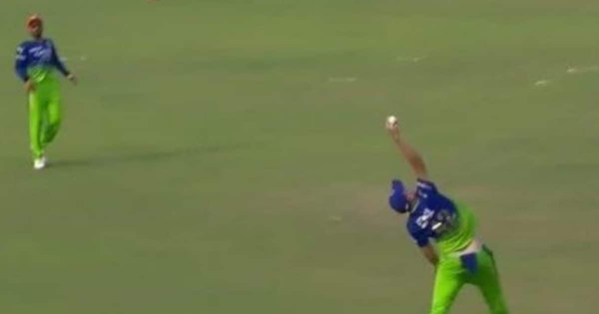 VIDEO: First ran behind… then flew in the air and took an amazing catch with one hand
