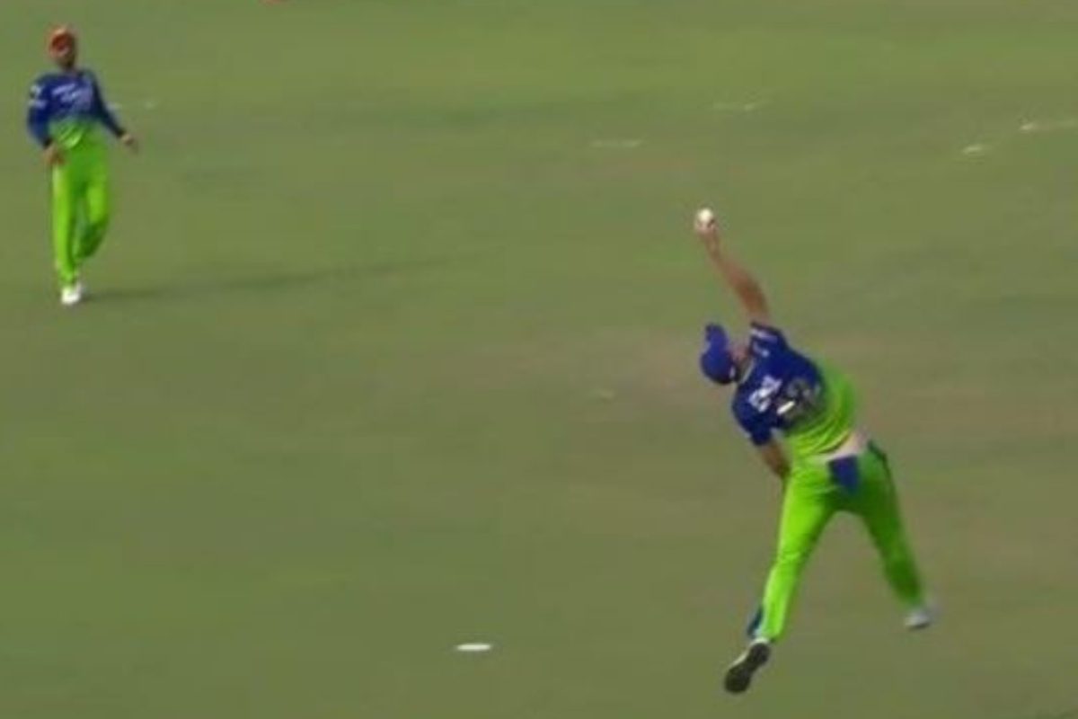 VIDEO: पहले पीछे भागा... फिर हवा में उड़कर एक हाथ से लपका अद्भुत कैच