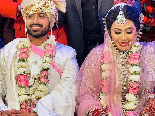 'उड़ारियां' की एक्ट्रेस ने बॉयफ्रेंड संग की शादी, आशीर्वाद देने पहुंचे अभिषेक 'उड़ारियां' की एक्ट्रेस ने बॉयफ्रेंड संग की शादी, आशीर्वाद देने पहुंचे अभिषेक