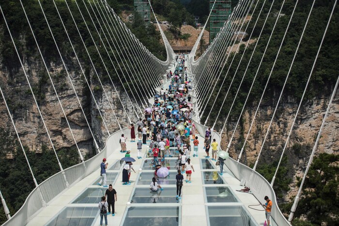 UP में बना पहला Glass Skywalk Bridge, देखने में भी बेहद खुबसूरत 3 glass Skywalk Bridge