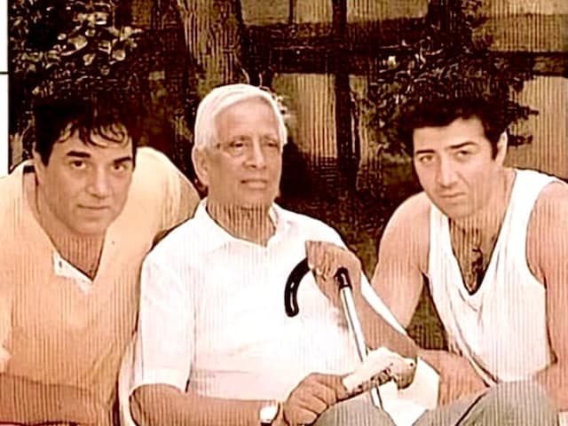 धर्मेंद्र को उम्र के इस पड़ाव में हुआ मलाल, माता-पिता को याद कर बोले- 'काश... और वक्त दिया होता!' - News18 हिंदी