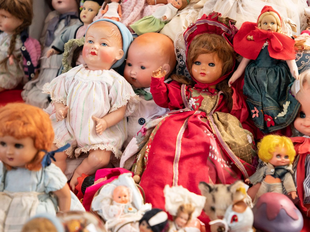 Amazing collection, porcelain dolls, doll collection, Woman with1000 dolls, doll collector, OMG, Amazing News, Shocking News, Lynn Emdin