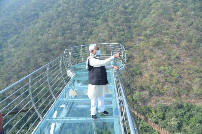 UP में बना पहला Glass Skywalk Bridge, देखने में भी बेहद खुबसूरत 4 glass Skywalk Bridge