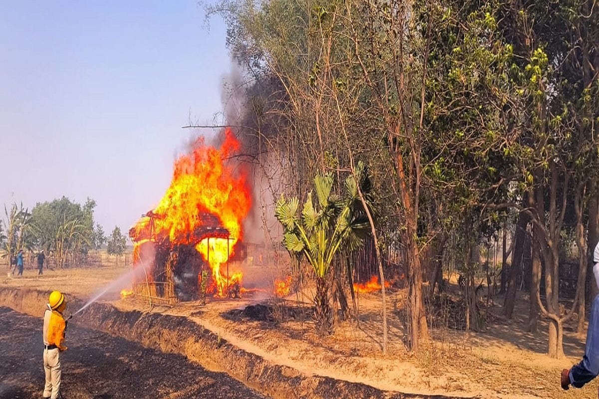 पटना और दरभंगा के बाद गोपालगंज में आग ने बरपाया कहर 100 से अधिक घर जलें