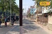 Ajab-gajab: बिहार के इंजीनियर का गजब कारनामा, सड़क के बीच में लगा दिया खंभा
