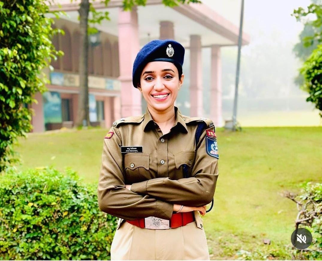 IPS Anu Beniwal: सुर्खियों में हैं ये खूबसूरत लेडी आईपीएस ऑफिसर, ऐसा क्या  हुआ जो बार एसोसिएशन ने की शिकायत - IPS Anu Beniwal biography why This  beautiful Gwalior lady officer is