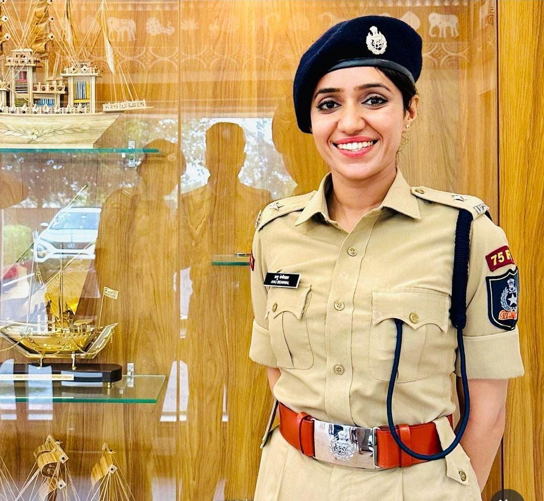 IPS Anu Beniwal: सुर्खियों में हैं ये खूबसूरत लेडी आईपीएस ऑफिसर, ऐसा क्या  हुआ जो बार एसोसिएशन ने की शिकायत - IPS Anu Beniwal biography why This  beautiful Gwalior lady officer is