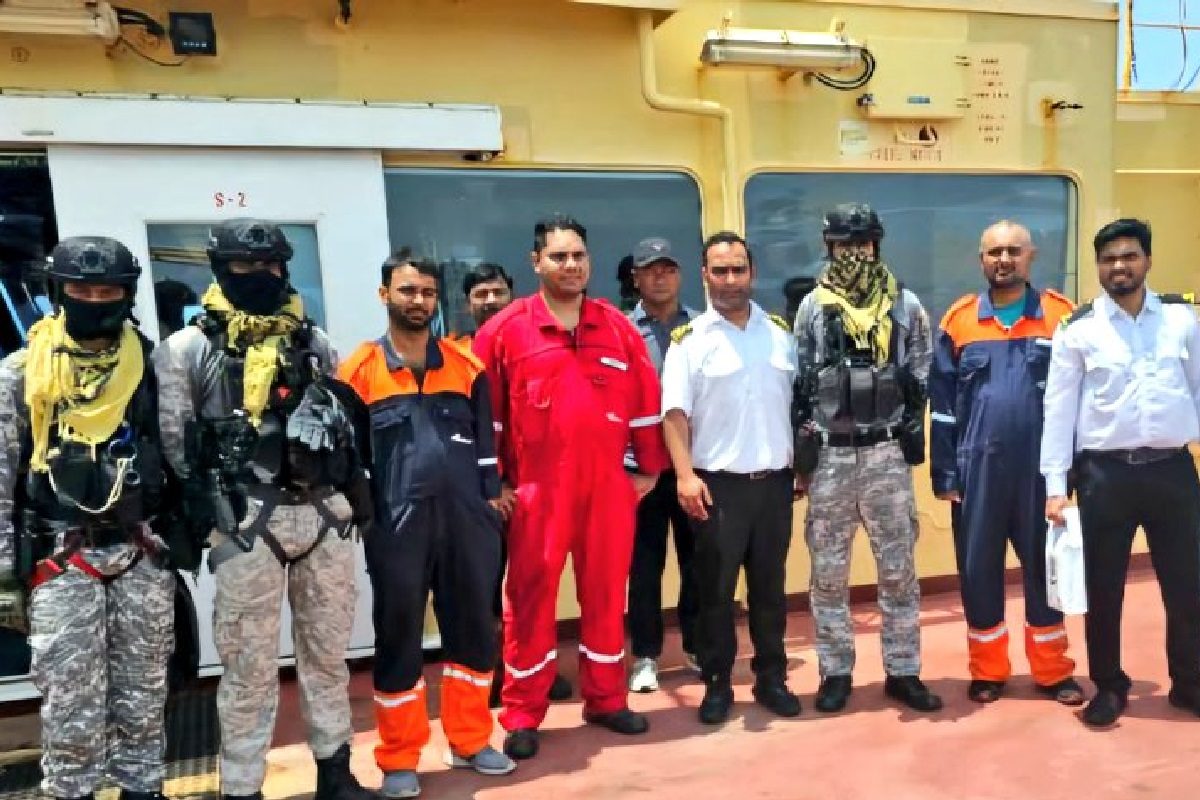 समंदर में इंडियन नेवी ने फिर दिखाई शक्ति हूती के मिसाइल अटैक से जहाज को बचाया
