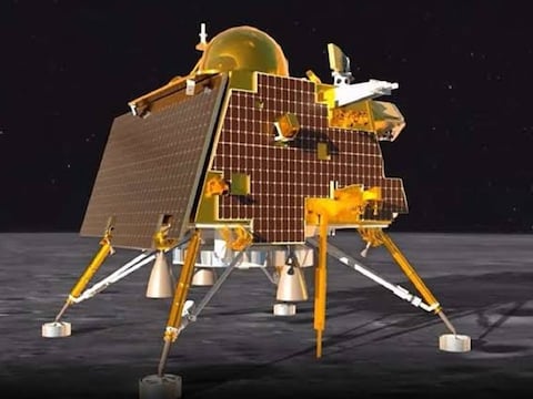 इसरो चंद्रमा पर मानव मिशन भेजने की तैयारी कर रहा है. (Image:facebook.com) 
