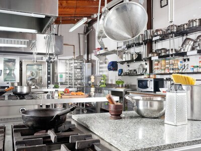 किचन में रखें हैं लोहे के बर्तन, वास्तु के अनुसार कहां रखना है सही, जानें दिशा और कुछ खास बातें - vastu tips for kitchen right place and direction for iron utensils