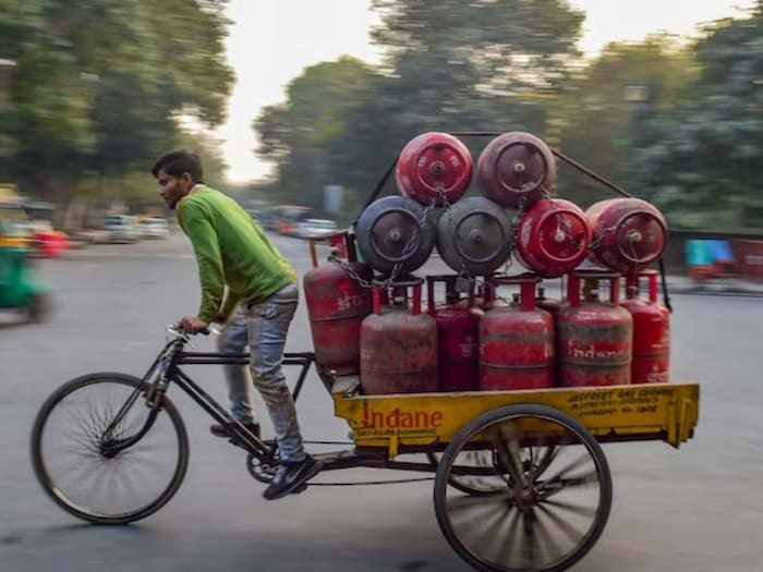 आज से बदल रहें है वित्त वर्ष के यह 10 बड़े नियम, जाने कितना बढ़ेगा खर्च 9 News18