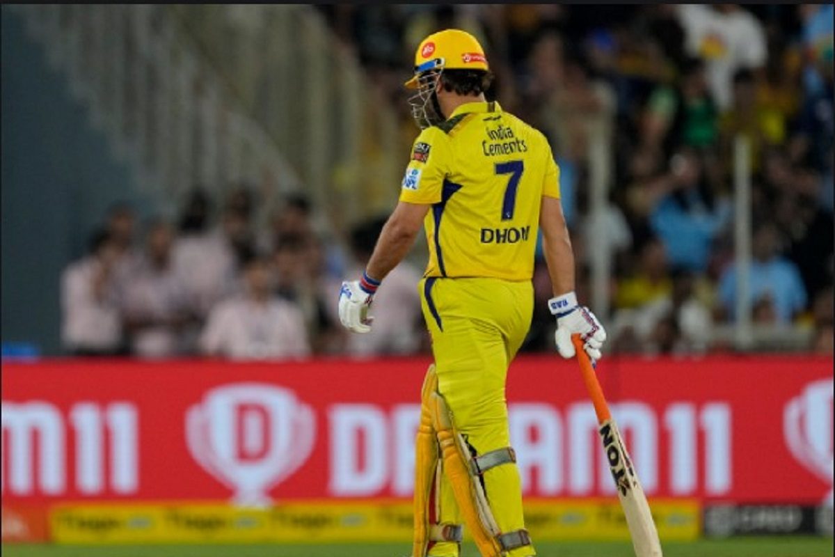 रन बनाने को छटपटाते रहे धोनी,दिल्ली के नौसिखिया गेंदबाज ने नहीं मारने दिया बॉल