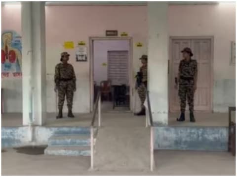 रायगंज निर्वाचन क्षेत्र में एक मतदान केंद्र पर सुरक्षा तैनाती. (फोटो News18)