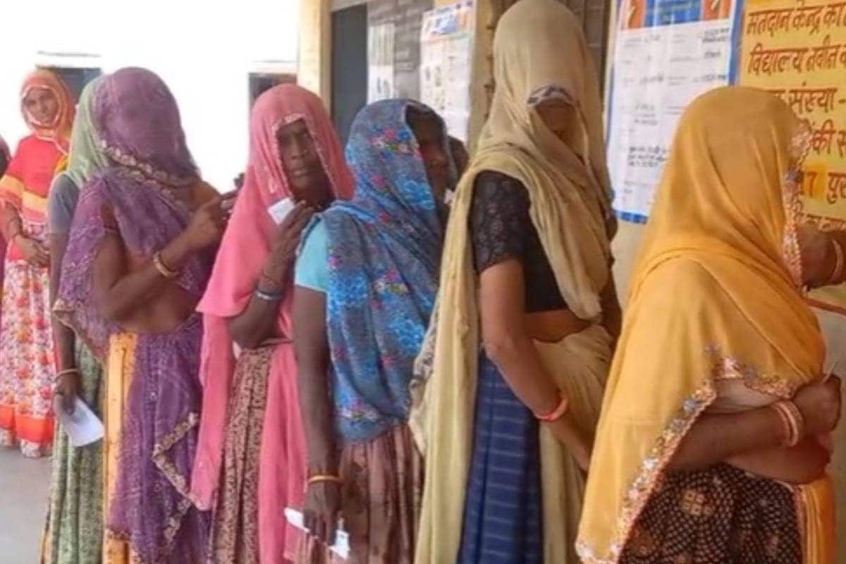 राजस्थान में आदिवासी इलाका मार रहा मतदान में बाजी धड़ाधड़ हो रही वोटिंग