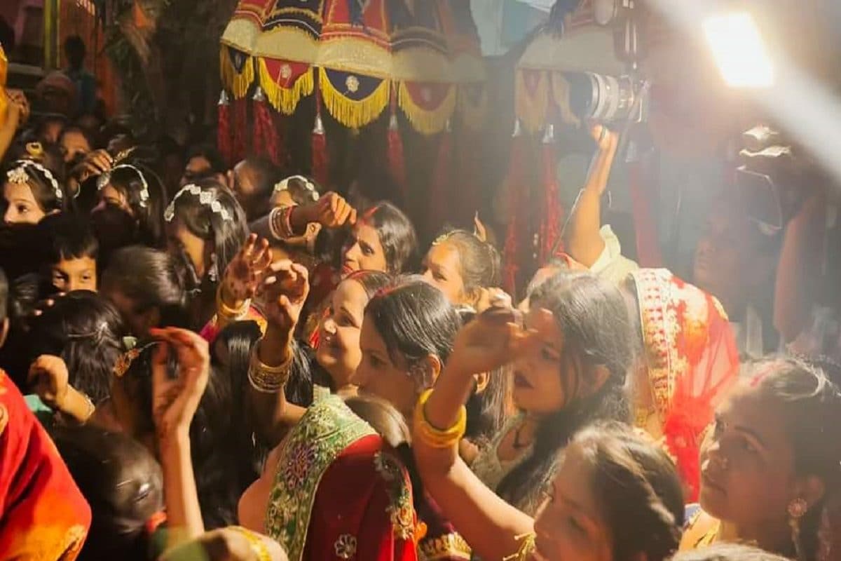 विवाह समारोह में पहुंच गए भाजपा नेता और दूल्हे को ओढ़ा दिया भगवा गमछा, फिर...