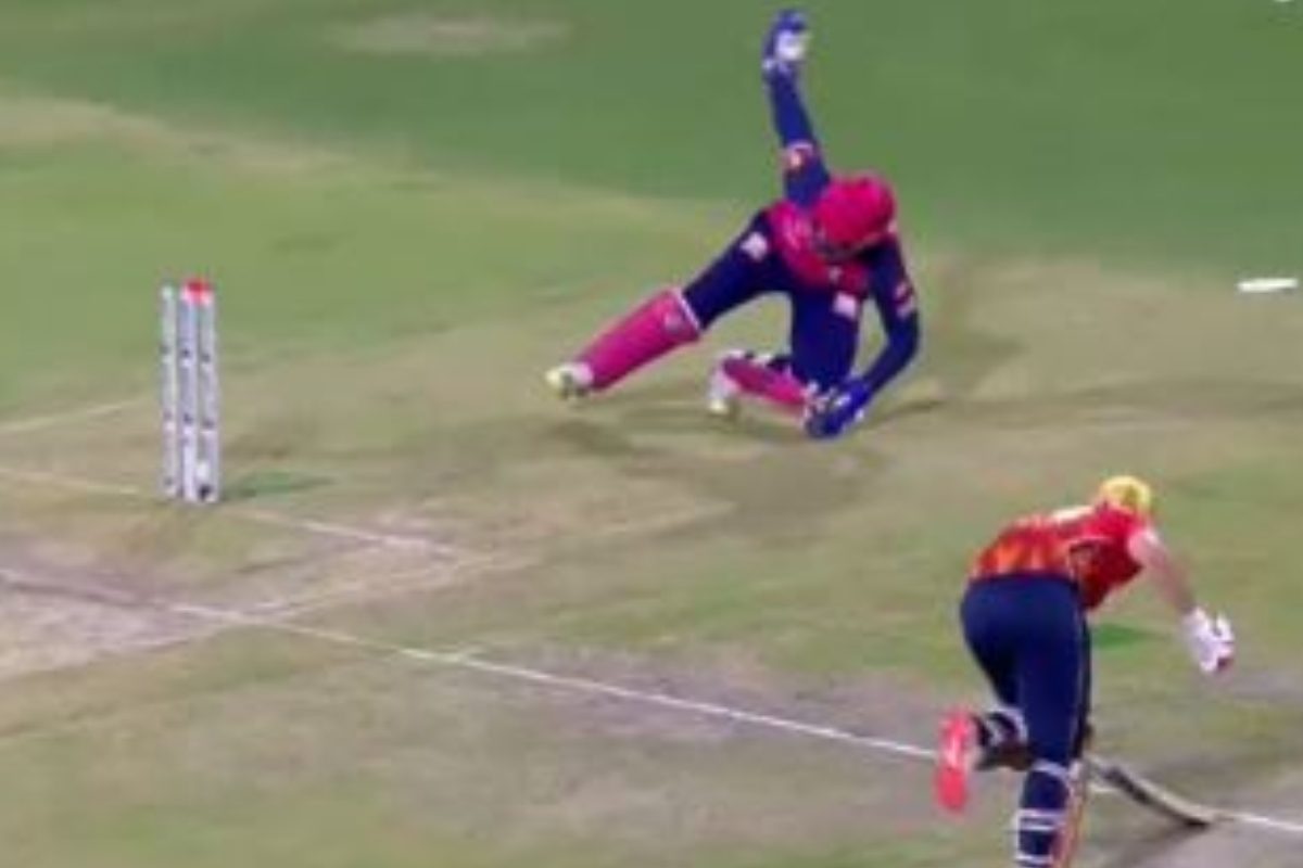 धोनी स्टाइल में रन आउट... संजू ने गिरते पड़ते गेंद को स्टंप्स पर दे मारा