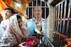 चुनाव से पहले AAP की हनुमान भक्ति जारी, केजरीवाल की पत्‍नी पहुंचीं मंद‍िर, कहा