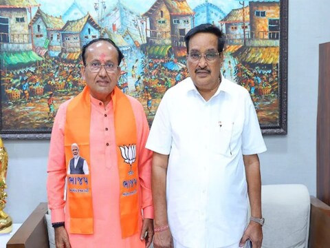 गुजरात भाजपा अध्यक्ष के साथ भाजपा कैंडिडेट मुकेश दलाल. (फोटो- एएनआई)