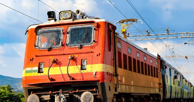 जय मां बम्लेश्वरी: भक्तों के लिए बड़ी खबर, नवरात्रि पर डोंगरगढ़ में रुकेंगी कई ट्रेनें, जानें पूरा शेड्यूल - secr to stop many trains 12772 via raipur secunderabad ...