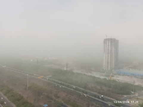 दिल्ली एनसीआर में धूल भरी आंधी के कारण सड़क पर कुछ भी दिखाई देना मुश्कील हो गया है.