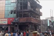 अलीगढ़ रेलवे स्टेशन के पास होटल में आग लगने से मचा हड़कंप, 1 गेस्ट की मौत